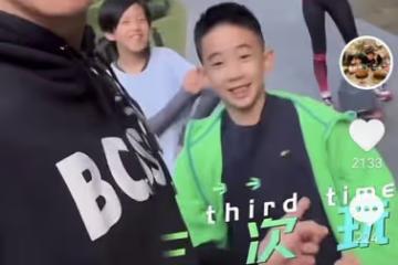 吳尊曬女兒第一次玩滑板讚不絕口,劉畊宏兒子與Jasper同框競技