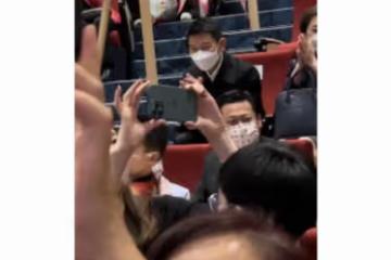 61歲劉德華看女兒學校演出，穿搭時髦狀態年輕，和朱麗倩恩愛同行