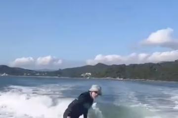 周星馳曬衝浪視頻求指教,楊穎留言傳授技巧,約定兩年後做示範