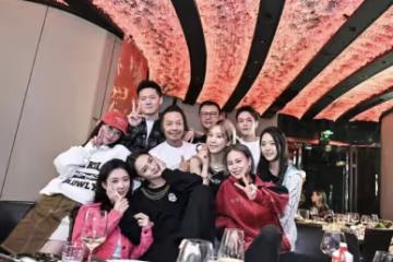 潘瑋柏嬌妻曬聚會照,與阿嬌親昵合影,鄧紫棋男友何猷君表弟都在