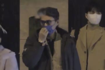 秦嵐和靳東聚會擁抱告別,餐廳門口開心說笑,帥氣小哥哥一路隨行