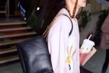 戚薇拌美同時還不忘耍酷，戴耳鏈式墨鏡穿粉美針織外套，可甜可鹽真讓人上頭