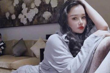 冉瑩穎曬美照感慨人生，穿短裙露S形曲線，一旁鄒市明卻無動於衷