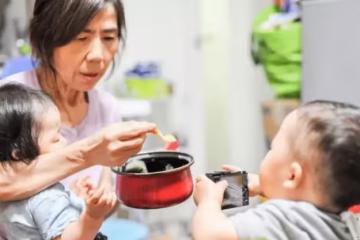 婆婆幫忙照顧孫子到「可以獨立上學」,卻被媳婦請回老家「安心養老」,她委屈:這種兒媳是不懂感恩嗎?