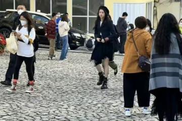 關曉彤現身澳門被偶遇，穿搭時髦秀筷子腿，生圖能打碾壓紅毯造型
