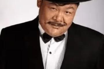 1990年，周星馳在山裡上廁所，打電話向林雪求助，林雪：這是你的問題