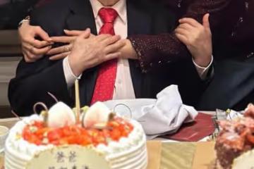 51歲黎姿曬全家福為父親慶生,弟弟坐輪椅出鏡,66歲老公笑容爽朗