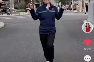 39歲童星關凌引爭議!在北京馬路中間開心熱舞,不戴口罩被批嘚瑟