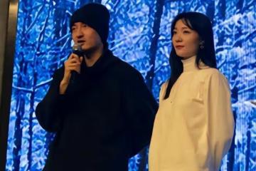 王傳君妻子齊溪現身活動，稱女兒得過新冠發燒致抽搐，自己被嚇壞