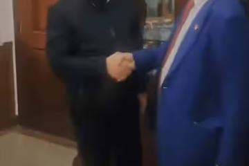 69歲戲骨唐國強罕露面,身材消瘦精神矍鑠,與網紅握手擁抱太親切