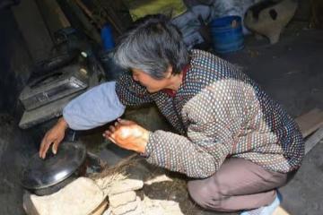 兒子當了上門女婿,如今女兒患病後女婿鬧離婚,兒媳卻送來二十萬