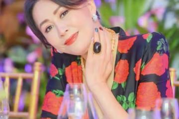 57歲劉嘉玲戴滿珠寶高調慶生，與黎姿同框比美，學霸侄子帥氣有型