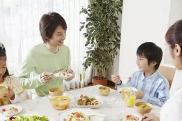 「水涼你別洗菜讓你嫂子洗」婆婆心疼小姑子，兒媳直接就掀翻飯桌