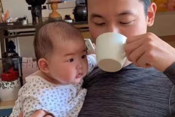 朱珠老公罕曬帶娃照，小寶貝饞咖啡兩眼放光，口水直流萌態十足