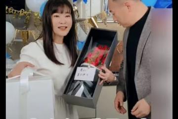 王小騫為丈夫高調慶生,送3千元蛋糕被指豪橫,同吃長壽麵太甜蜜