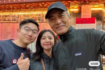 66歲周潤發獨自現身小館，穿舊衣白髮皺紋矚目，被異性挽手顯親密