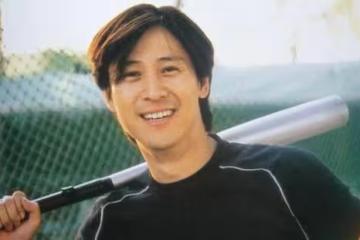 章子怡求過他，那英愛過他，連上14次春晚的他，為何消失了？