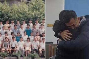 兒子失蹤後，夫妻倆領養了女孩，17年後看到女兒畢業合影，一眼認出女兒同學，不敢置信抱頭痛哭