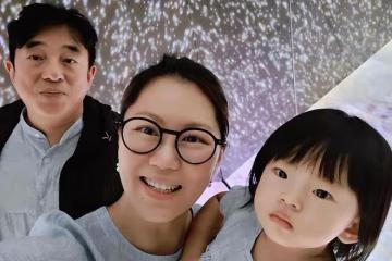 58歲呂方近照發福明顯,老來得女十分寵愛,一家三口低調過生活