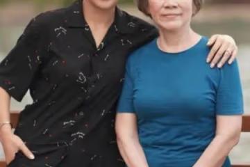 劉嘉玲77歲母親狀態好,母女合影像姐妹,富貴氣質盡顯