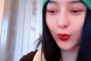 41歲的冰冰和媽媽喝下午茶,仍舊美艷動人,品嘗甜點貴氣十足