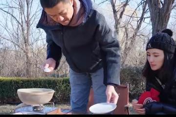 李亞鵬帶小女兒室外做美食,夫妻互動接地氣,海哈金喜獲得好評