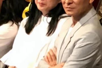 劉德華觀看女兒劉向蕙演出，與朱麗倩在台下邊看邊笑