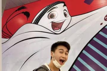 奚夢瑤夫婦赴卡達看世界盃決賽，何猷君撞臉吉祥物，何超欣同行