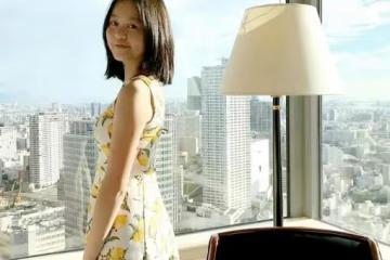 豪門棄女劉秀盈曬父親劉鑾雄送的花,卻被嘲笑:不如你妹十億豪宅