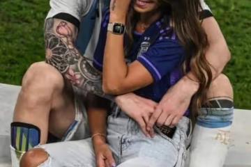 梅西奪冠之夜，央視賀煒解說讓人破防了，梅西柔情地把老婆擁入懷