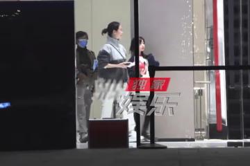 45歲左小青帶家人外出就餐,打扮優雅皮膚超好,女兒大長腿吸睛