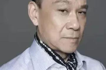 與「絕色女星」鬧緋聞，花200萬和髮妻離婚，如今76歲仍單身！