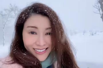 李嘉欣在雪地里歡笑,自拍甩頭髮的瞬間,優雅氣質盡顯