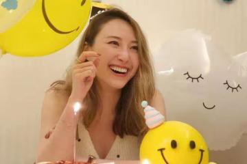 何超雲感情升溫，和未婚夫秀恩愛，在海邊畫上愛心大圖案
