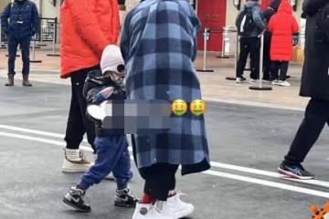 網友環球影城偶遇王石田朴珺一家三口,1歲半女兒皮膚雪白超可愛