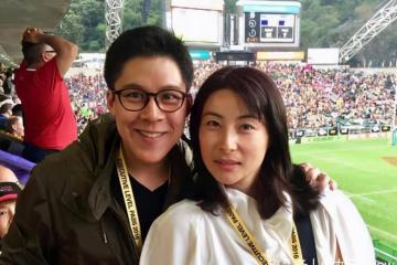 郭晶晶霍啟剛合體亮相活動,亮片旗袍大秀魔鬼身材,美成畫報名媛