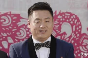 被趙本山力捧走紅，妻子陪他住10年地下室，如今開豪車住大別墅