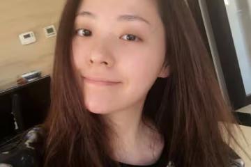 張靚穎新冠痊癒後返崗工作，與同事開會至深夜，仍不戴口罩引爭議