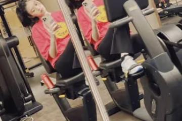 奚夢瑤曬產後健身照，身材恢復纖細如少女，扎倆小辮素顏超美