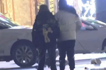 38歲海陸戀愛實錘，與男子挽手遛狗，路上被對方摟著脖子甜蜜接吻