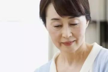 婆婆：你得學我，月子裡也能幹活；兒媳：你女兒坐月子，讓她學