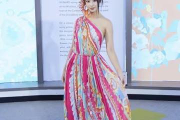 女神「辣裸性感香肩」美炸！莫允雯飛美國曝「聖誕節計劃」