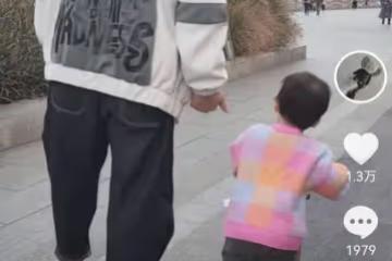 張馨月曬與老公遛娃,林峯陪女兒玩滑板車,一家人互相喂食好幸福
