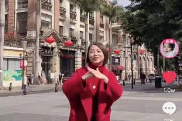 55歲港星劉玉翠在廣州街頭熱舞,不顧形象露肚皮,周圍人來人往