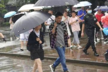 謝霆鋒錄節目被網友偶遇，雨中撐傘與美女同行保持距離