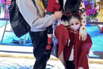 方媛分享全家福，57歲郭富城扮聖誕老人，豪宅裝修簡約像出租風