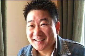 因拍攝電影和成龍不合,他懷恨在心,便拍了這部電影諷刺成龍