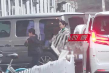 45歲左小青帶家人打網球,穿著樸素氣質出眾,11歲女兒側顏像媽媽