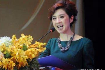 她是央視一姐，和魯豫是情敵，以懷孕上位，富豪為她拋妻棄子！