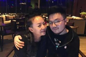 宋丹丹帶小孫子遛彎，小巴圖正面照曝光，被指比親爹巴圖要好看